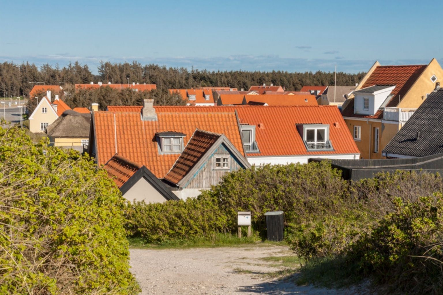 Huse med røde tage i Løkken