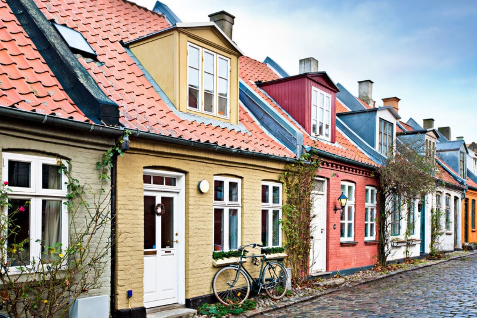 Række af farvede byhuse i Aarhus