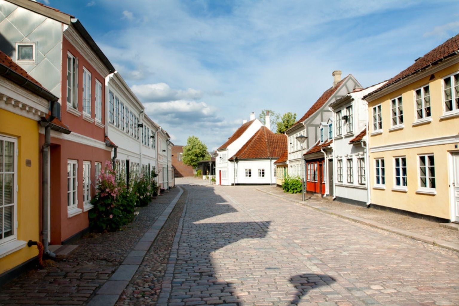 Brostensgade med gamle gule og hvide huse i Odense
